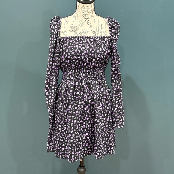 ✨ H&M Divided Purple Floral Smocked Waist Mini Dress - Medium ✨ - Picture 2 of 6